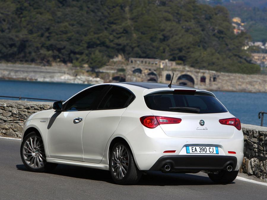  Alfa Romeo Giulietta 2010 года  (фото 2 из 61)